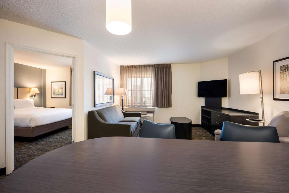 One-Bedroom Queen Suite interior